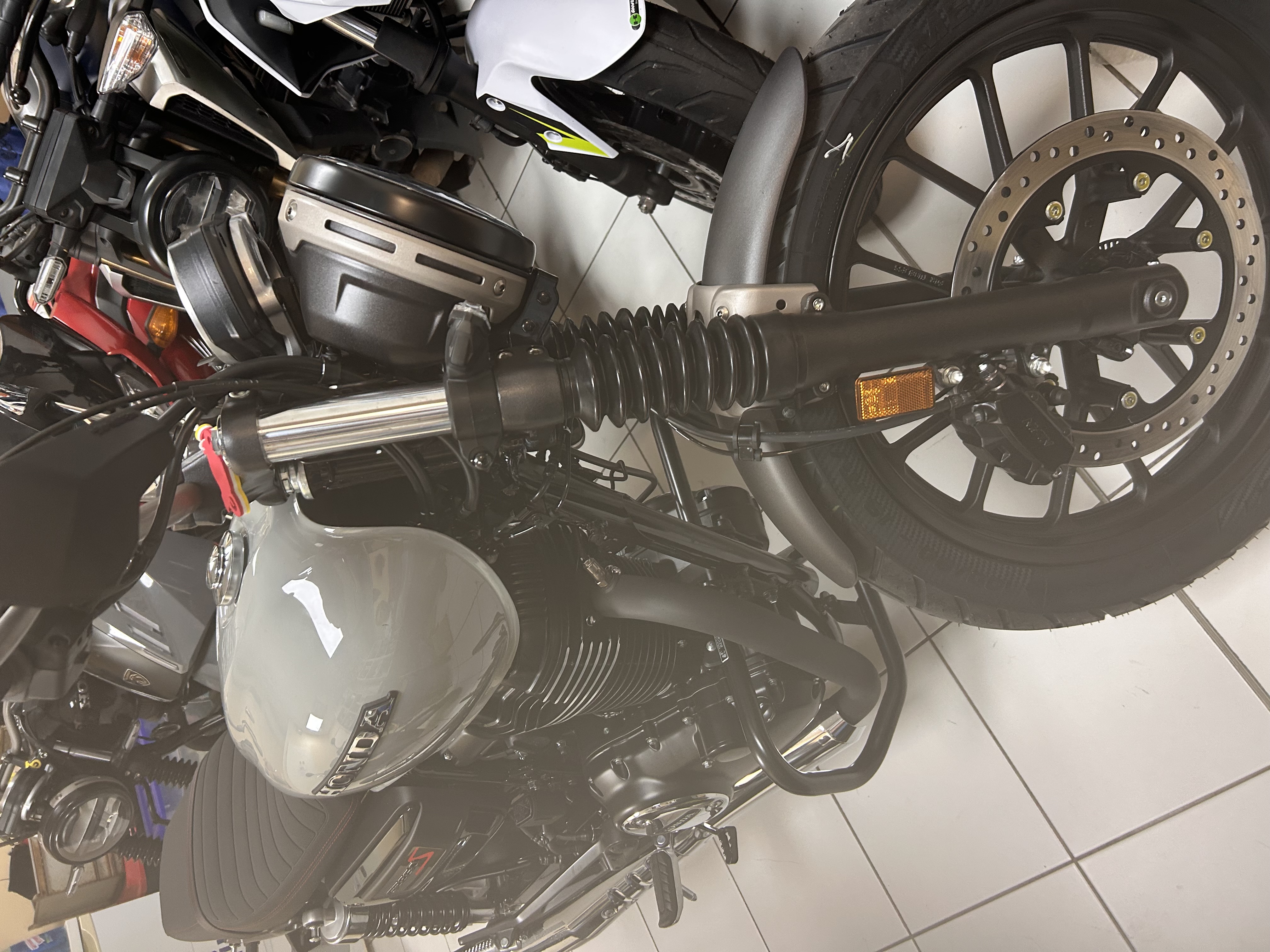 Au garage avec ses copines 🏍️